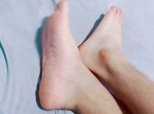 No quieres que te haga una paja con mis pies?