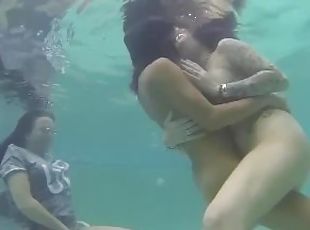 film weiblich, nackt unterwasser