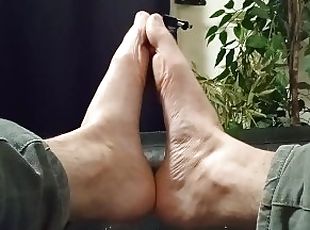 Garçon avec des pieds sexy