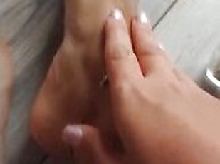 Fétichisme des pieds avec huile petit massage jolis pieds de maîtresse