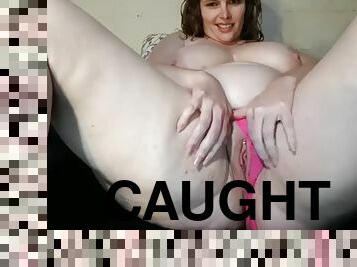 Fat bbw mom caught fingering herself