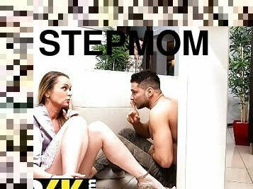 SHAME4K. Guy catches stepmom cheating and she apologizes to him by sex