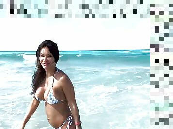 Monika Fox Swims In Atlantic Ocean And Poses Naked On A Public Beach In Cuba - Monikafox