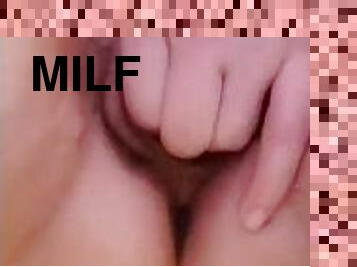 Milf fingeting hairy pussy