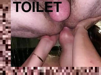 Makes me horny to see her in the toilet, god place for ass licking and deepthroat