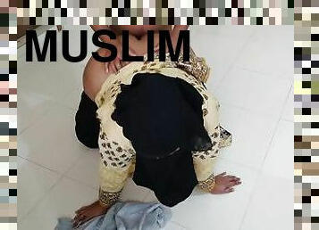 Punjab Muslim Hot Aunty Was Cleaning The House When Neighbor Boy Saw Her And Fucked - Desi Sex