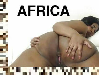 Thick juicy booty african shakin' her ass on webcam