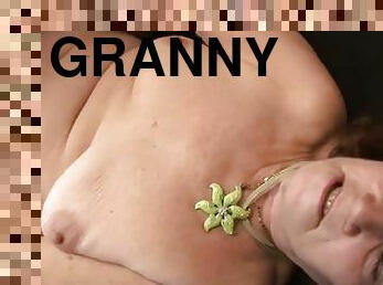 grand-mère, poilue, mature, fellation, ejaculation-sur-le-corps, granny, maman, black, trio, jeune-18