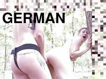 doggy-style, orgasm, utomhus, strap-on, amatör, lesbisk, hardcore, tysk, kyssar, skog