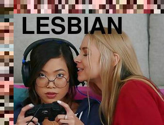 Lesbian cuties put everything away to give cunnilinguses