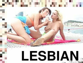 Coños a babor - Lesbian sex with toys outdoors