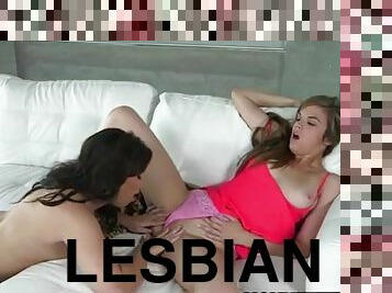 Slutty lesbian duos Naomi Rose and Brooke Lynn intense fingering