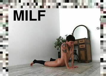 milf, solo, brunetė, tatuiruotė