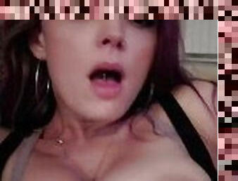 gros-nichons, masturbation, orgasme, chatte-pussy, amateur, milf, doigtage, salope, point-de-vue, serrée