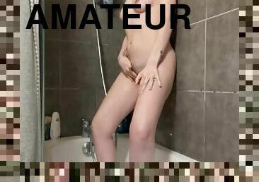 Étudiante excité se fait jouir sensuellement sous la douche