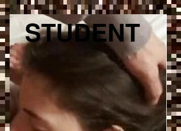 A questa calda studentessa piace ingoiare tutto il cazzo POV