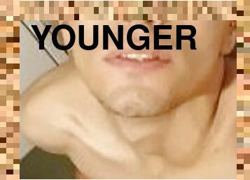 Joven guapo masturbándose y comiendo su semen ????