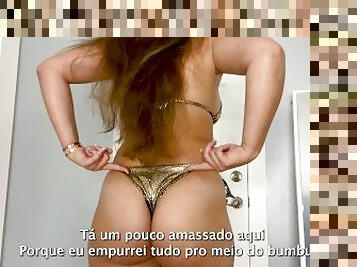 Dani Daniels é flagrada usando biquínis brasileiros!