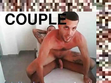 Pablo et Sebas, un couple gay en vacances, se livrent à une levrette debout sur CAM4