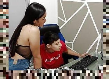 El jefe cachondo prueba a la linda samantha a cambio de darle trabajo-porno en espaol