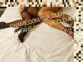 Eva clement  - 2 salopes baisent un chanceux  l hotel