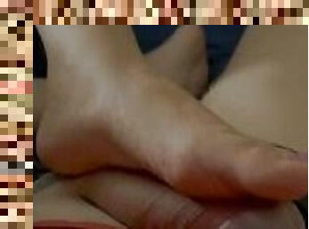 amateur, ejaculation-sur-le-corps, énorme-bite, ados, massage, pieds, ejaculation, fétiche, branlette-avec-les-pieds, bite