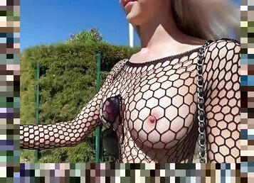 tetas-grandes, al-aire-libre, público, amateur, rubia, rejilla, a-solas, exhibicionista, exhibicionismo