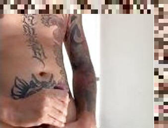 Latino tatuado masturbndose hasta acabar ????