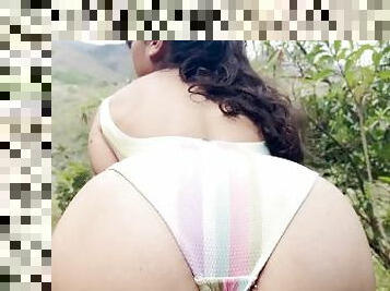 Chica sexy folla al novio de su mejor amiga al aire libre antes de que llegue