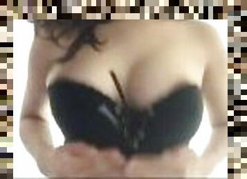 La novia de mi amigo me ensea sus tetas y nos metemos a follar a su cuarto a escondidas