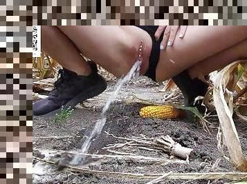 clito, mamelons, en-plein-air, pisser, public, chatte-pussy, amateur, percé