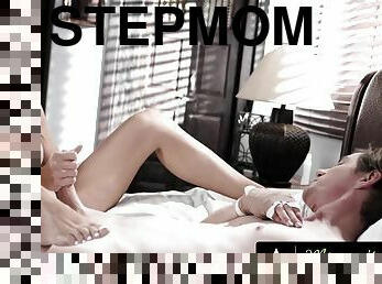 Stepmommys Boy - Pervert Caring Milf Reagan Foxx Takes Extra Care Of Her Injured Stepson