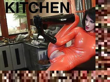 masturbation, chatte-pussy, cuisine, parfait, fétiche, latex, solo, rasé, brunette, posant