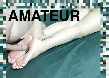 masturbation, amateur, ejaculation-sur-le-corps, couple, pieds, secousses, ejaculation, fétiche