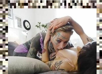 orgasme, chatte-pussy, anal, lesbienne, percé, goth, tatouage