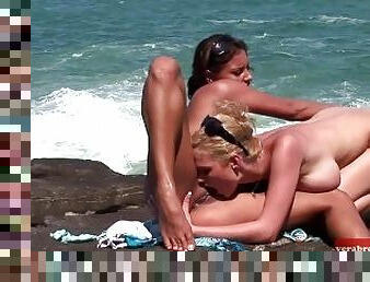 gros-nichons, en-plein-air, chatte-pussy, lesbienne, doigtage, blonde, percé, gros-seins, bikini, brunette