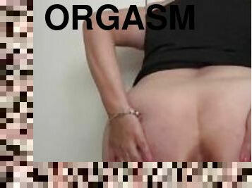 Pissing orgasm and butt plug