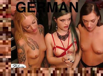 immens-glied, deutsch, wichsen, tief-in-die-kehle, gruppensex, strümpfe, junge18, beule, blondine, bukkake