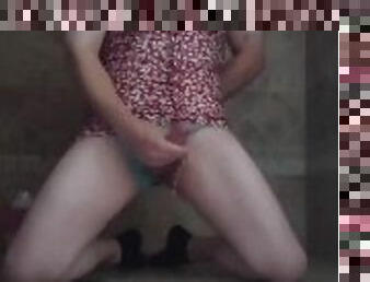 Amateur crossdresser jerks off in shower