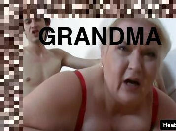 nagymell, nagymama, öreg, nagyi, nagytestű, duci, vetkőzés, harisnyában, szőke, idősebb