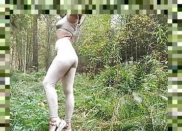 Sexy Babe Gives Outdoor Blowjob and gets fucked doggystyle in the woods