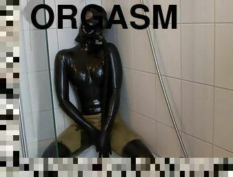Pisspants breathplay in the shower