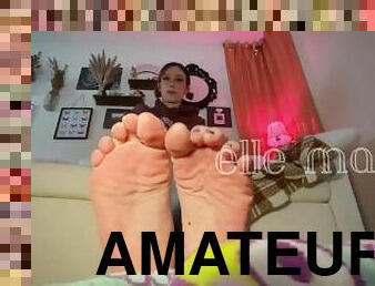 Hungry giantess makes you lick her feet clean before eating you