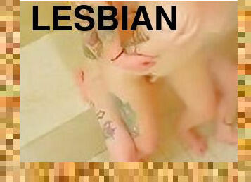 baignade, masturbation, chatte-pussy, gode-ceinture, babes, lesbienne, milf, douche, tatouage