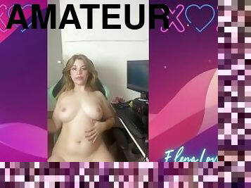 Rubia gamer linda hace travesuras