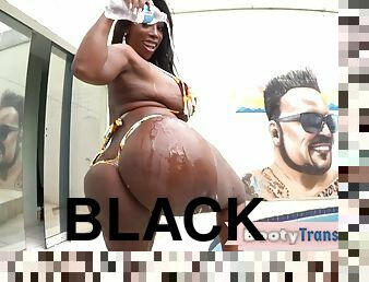 Curvy black trans babe sucks cock before erotic sex