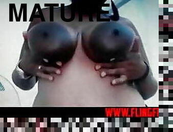 gros-nichons, mamelons, mature, belle-femme-ronde, naturel, seins, en-lactation, seins-flasques, sucer