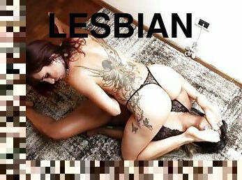 Lesbian Foot Smelling La Padrona Bianca Fa Annusare i Suoi Piedi Alla Schiava Interracial Femdom
