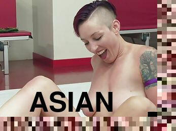 ázijské, veľké-prsia, masturbácia, zväzovanie-remeňom, zlatíčka, lesbické, bruneta, tetovanie, lesbička