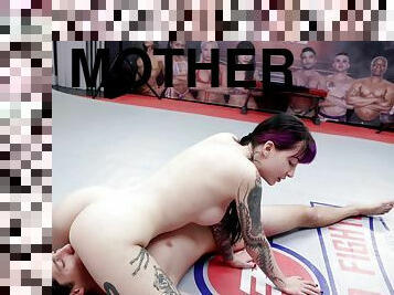 mãe-mother, wrestling, fetiche, morena, tatuagem, tetas-pequenas